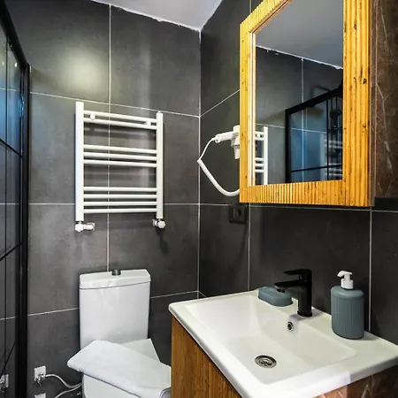 Leyan Hotel *