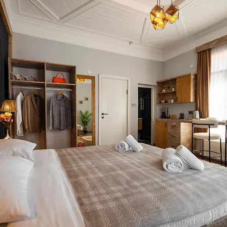 Leyan Hotel *